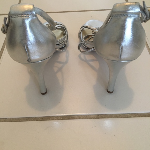 NWOB Antonio Melani Silver Jeweled Heels - Picture 3 of 4